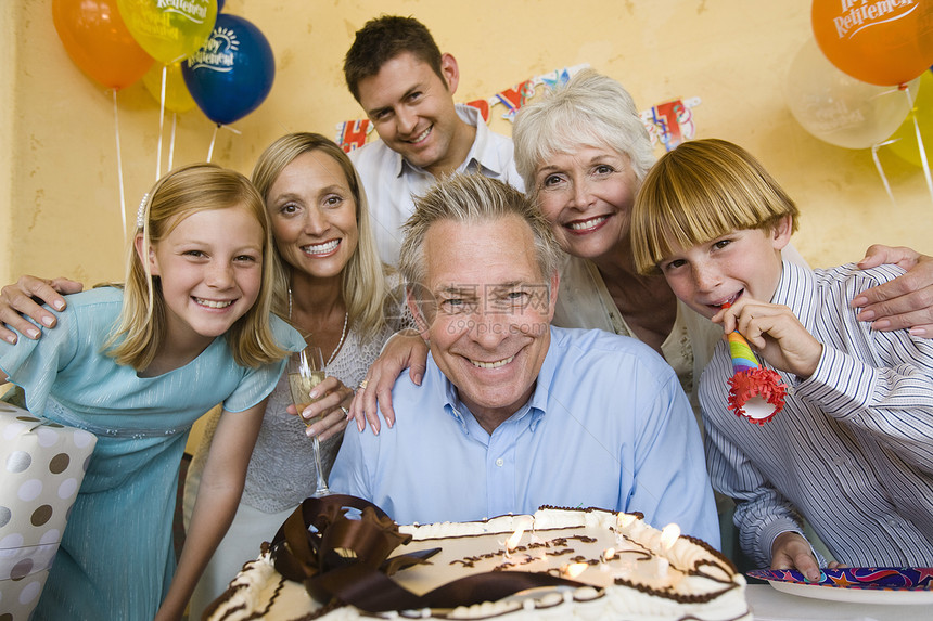 年长男子与家人一起庆祝生日图片