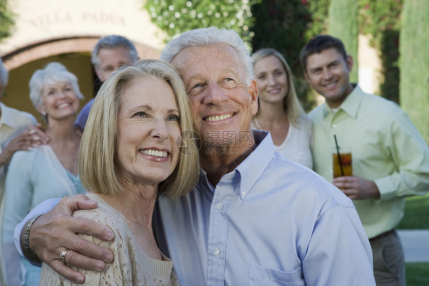 与家人和朋友一起在花园庆祝年长夫妇夫妻外表背景微笑活动异性恋人物男士享受头肩图片