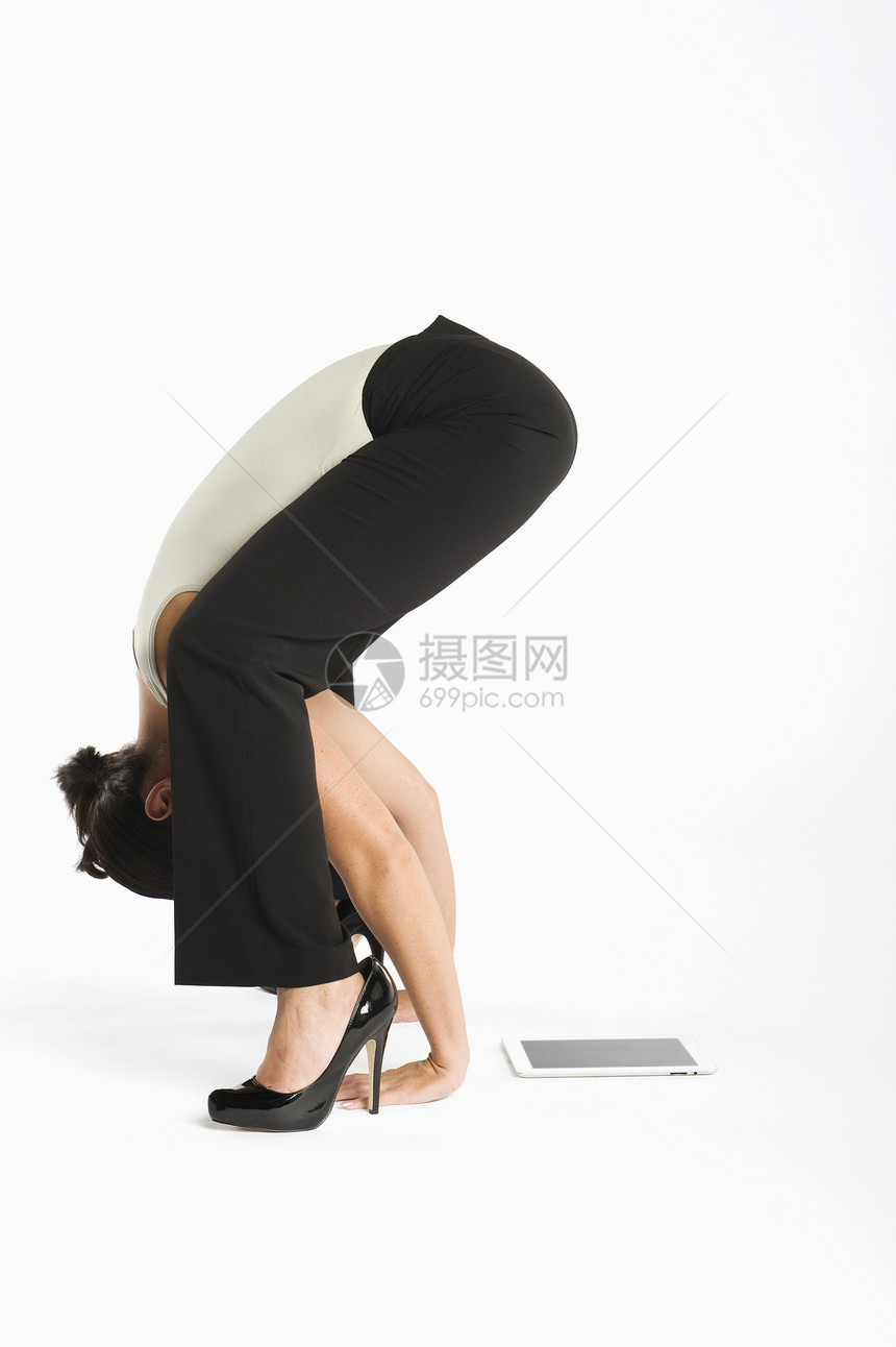 妇女与平板电脑并肩运动图片