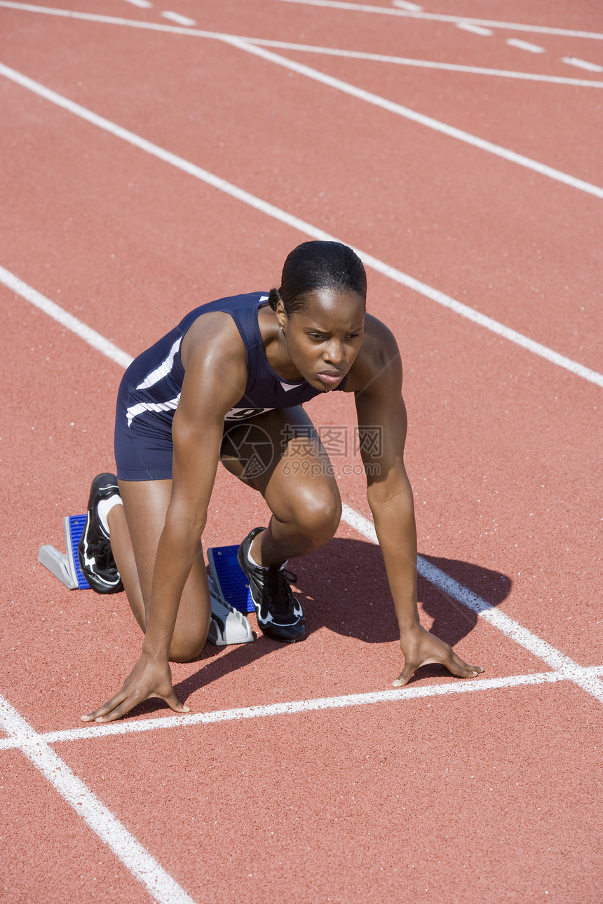 全年非裔美国女运动员在赛道上起跑的起点位置全程图片