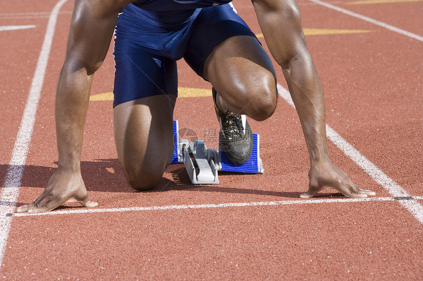 非洲裔美国男性运动员在赛道起步时的低层种族小区图片