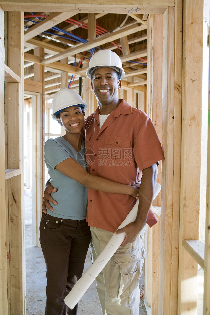 美籍非裔幸福情侣在建筑工地的肖像图片