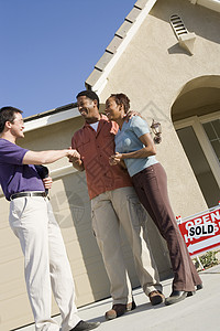非洲裔美国夫妇与房地产经纪人握手的低视角背景图片