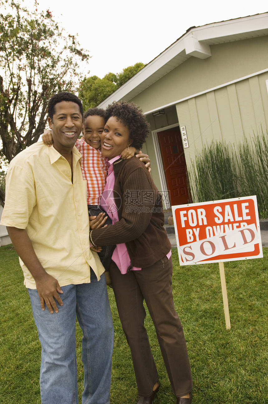 站在售卖标志板前的非洲裔美国人幸福家庭的肖像 在销售标志板前图片