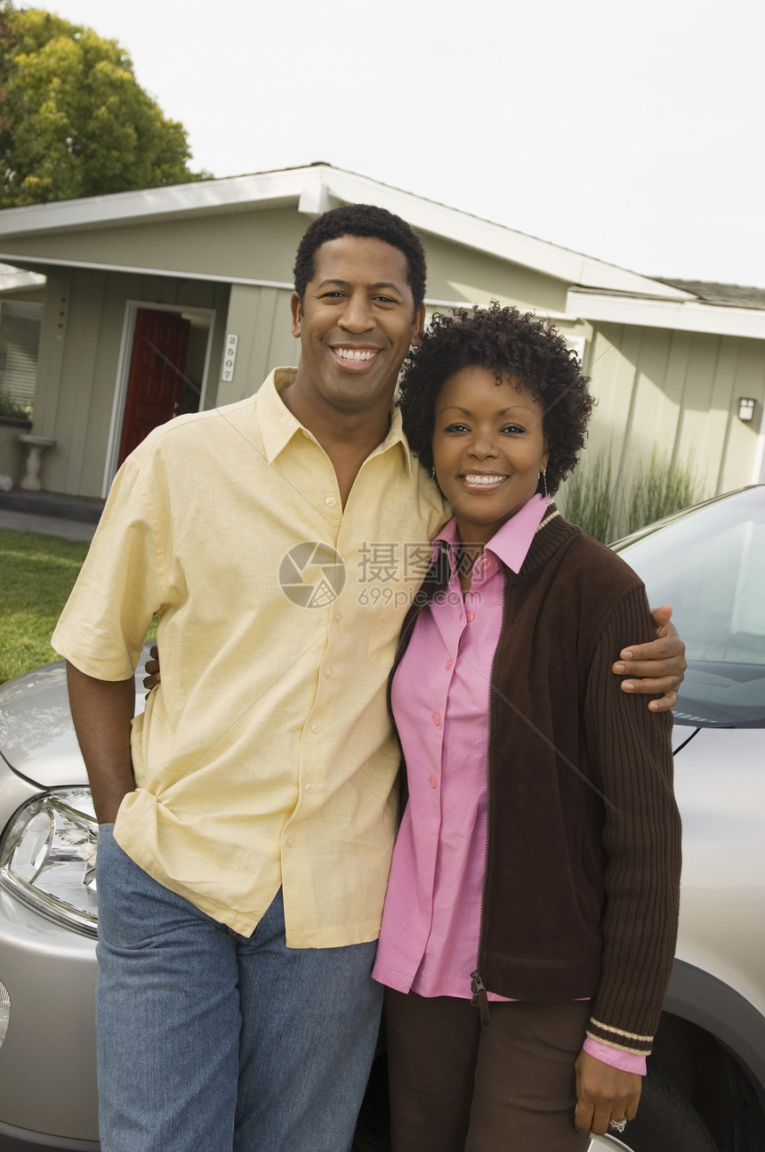 非裔美籍夫妇的肖像 站在他们家门前站在一起图片