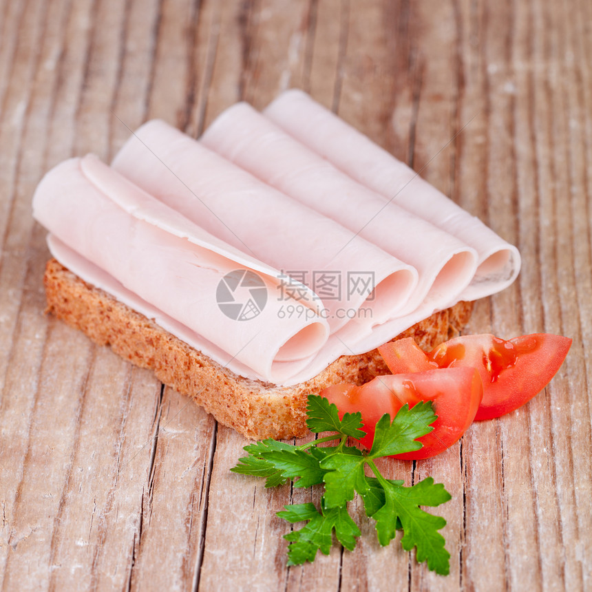 用切片火腿 新鲜西红柿和面食面包熟食火鸡早餐木板食物美食木头包子香菜猪肉图片