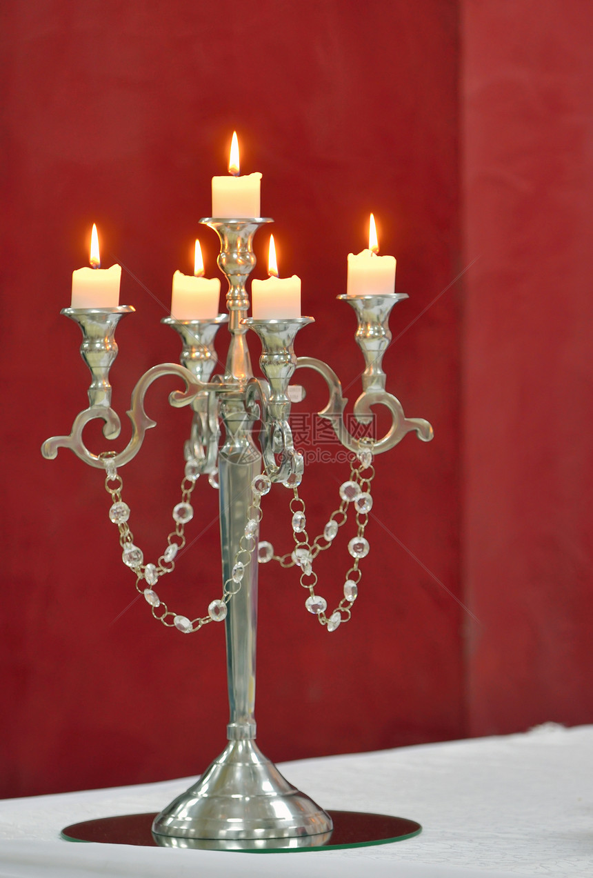 银色经典烛台在红色上被孤立材料灰色古董艺术蜡烛白色持有者金属图片