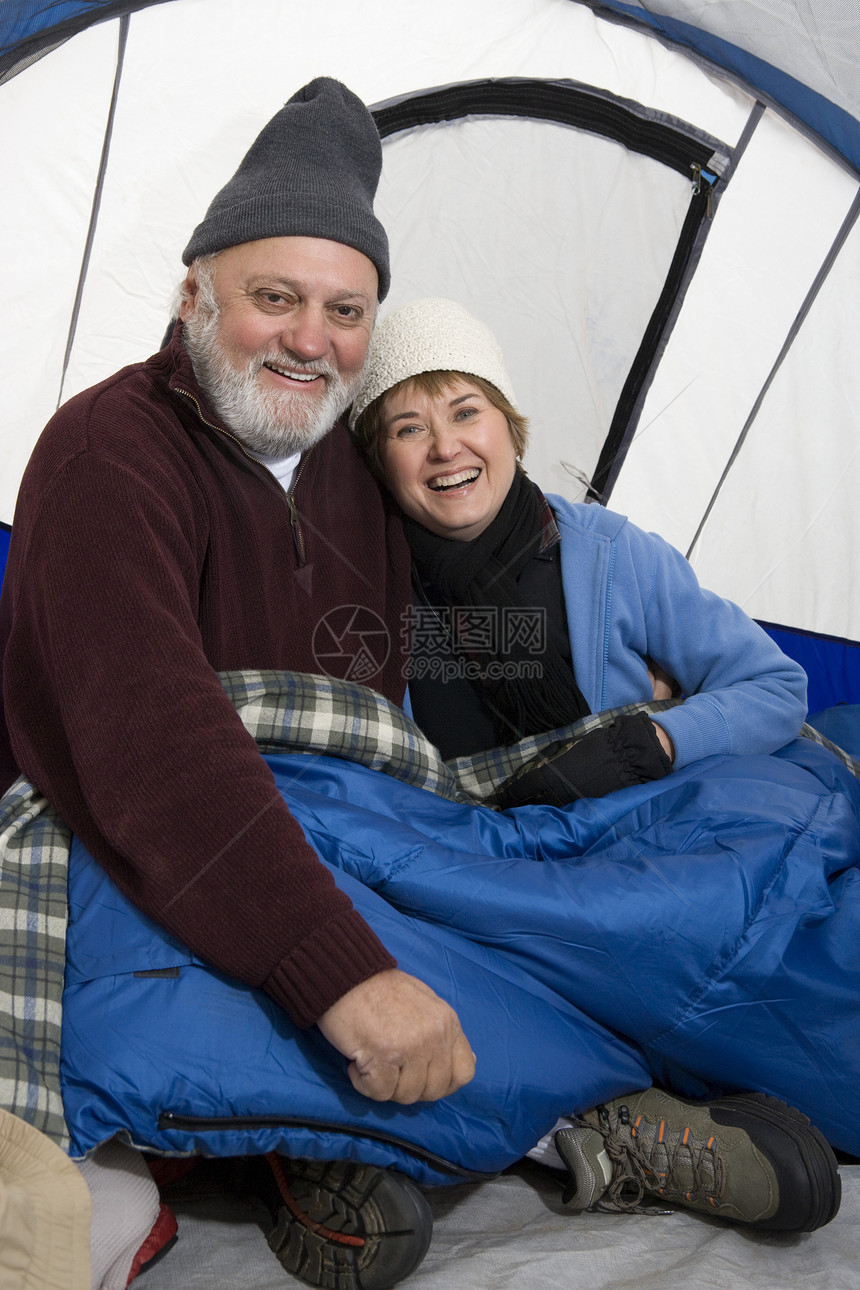 快乐的老年男女在帐篷中放松的肖像图片