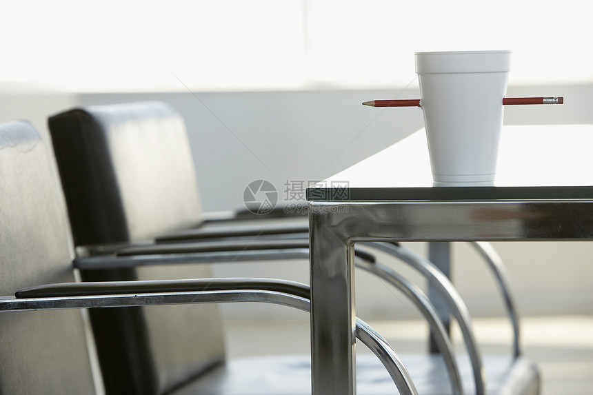 会议室桌上的铅笔穿透可支配杯子打败房间会议公司椅子塑料商业办公室水平座位图片