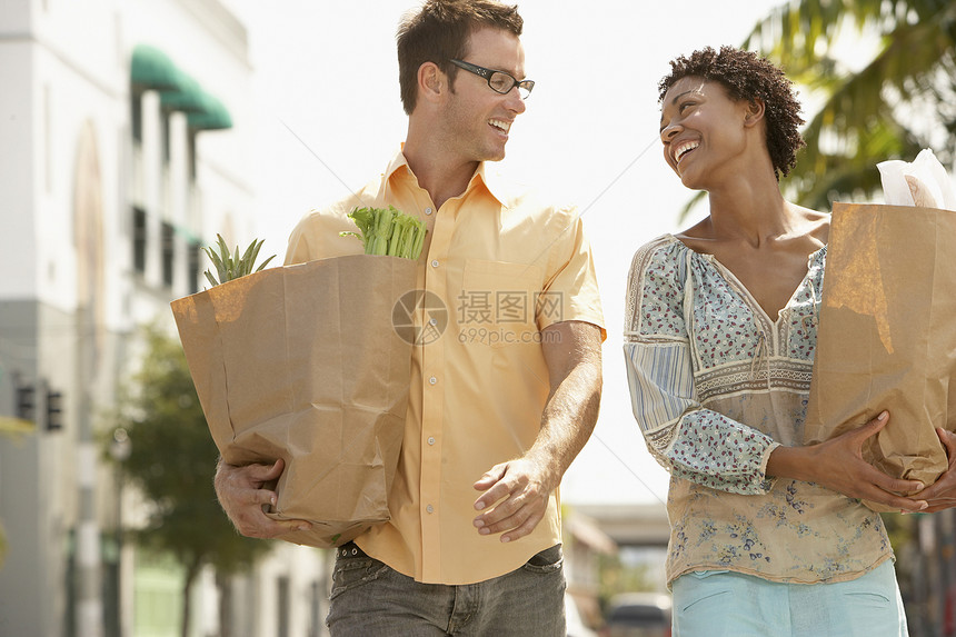 多种族幸福的年轻夫妇 在户外散步做菜图片