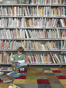 图书馆中全部年幼男孩阅读书的全文背景图片