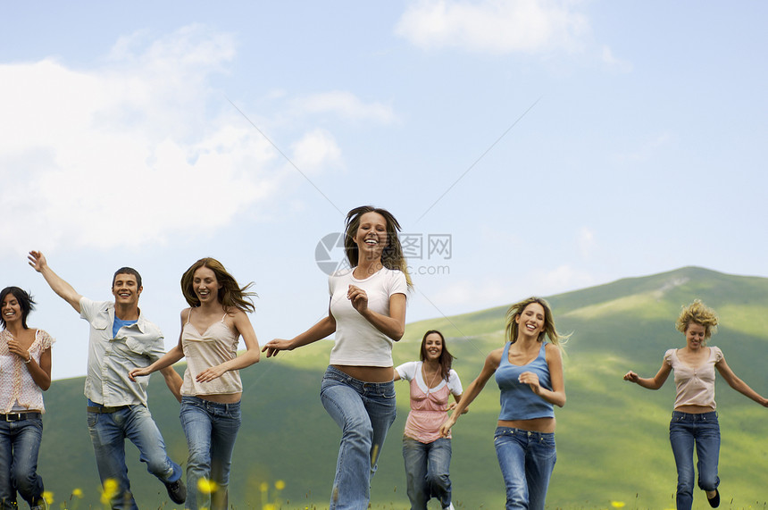 一群朋友通过山地前视线跑来走去图片