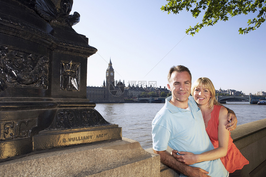 度假夫妇站在泰晤士河肖像旁旅游国际拥抱娱乐中年享受夫妻建筑学地标长发图片