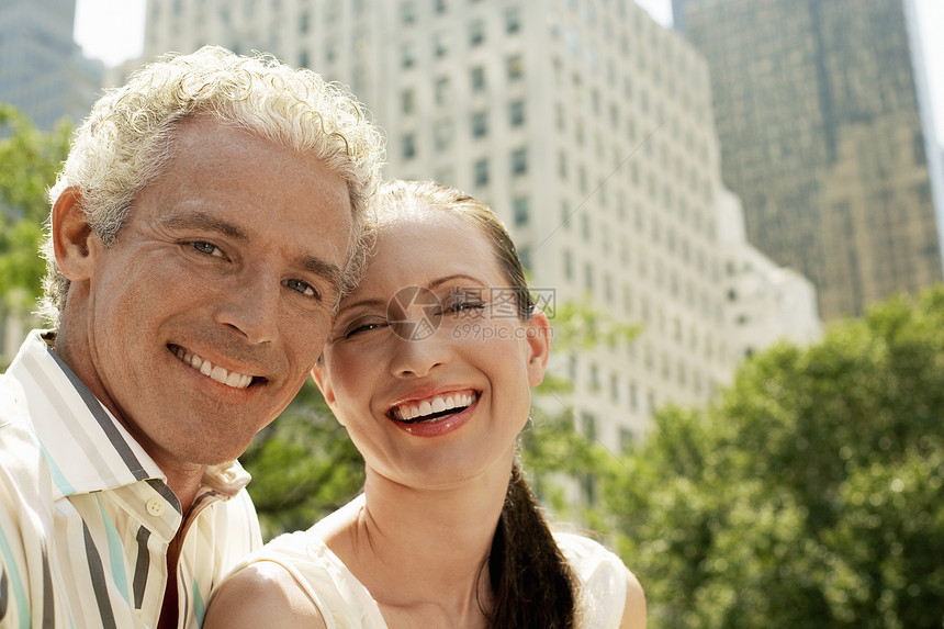 一对白种夫妇的肖像 加上建筑在背景中图片