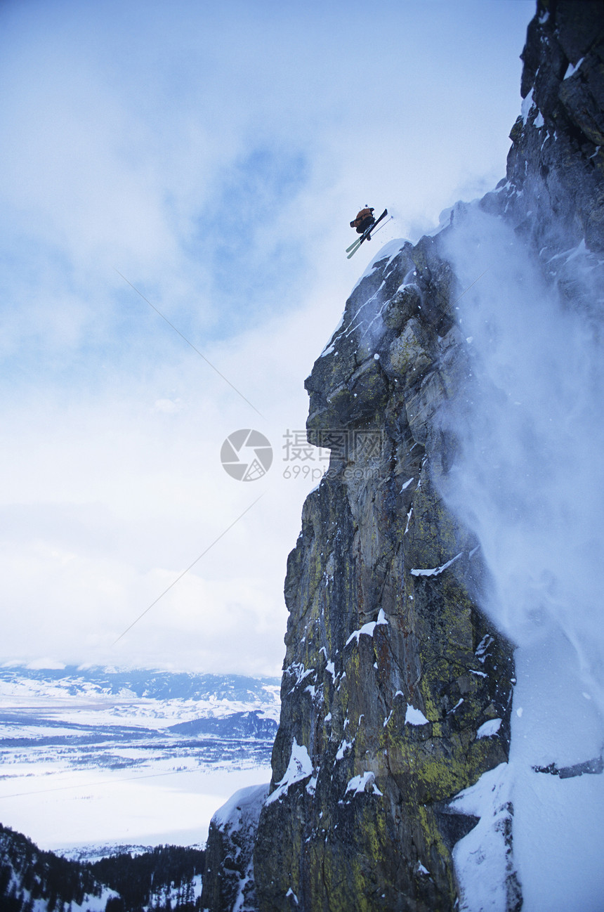 高山悬崖跳起滑雪危险乐趣粉末风险休闲冒险活力天空娱乐男人图片