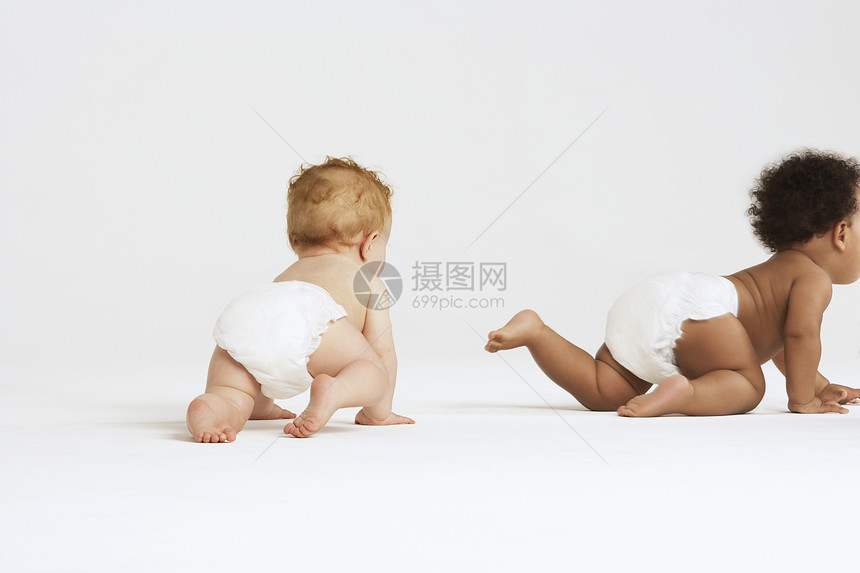 婴儿爬行友谊白色工作室黑人宝贝运动头发男孩孩子们追求图片