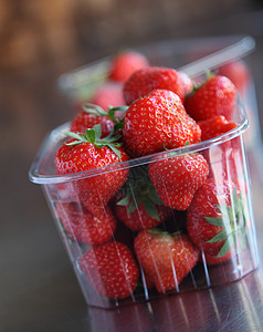 挑选多汁草莓甜水果奶油食品食物健康饮食沙漠浆果水果背景图片