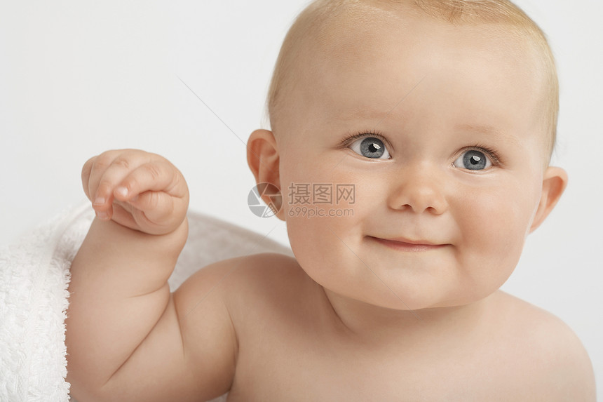 以白色背景隔离的毛巾特写胖胖小宝宝图片
