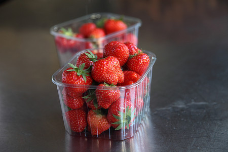 挑选多汁草莓甜水果水果沙漠食品食物健康饮食奶油浆果背景图片