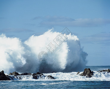 海浪在海岸的岩石上坠落盐水冲浪场景波浪海景淡蓝色碰撞蓝色摄影力量背景图片