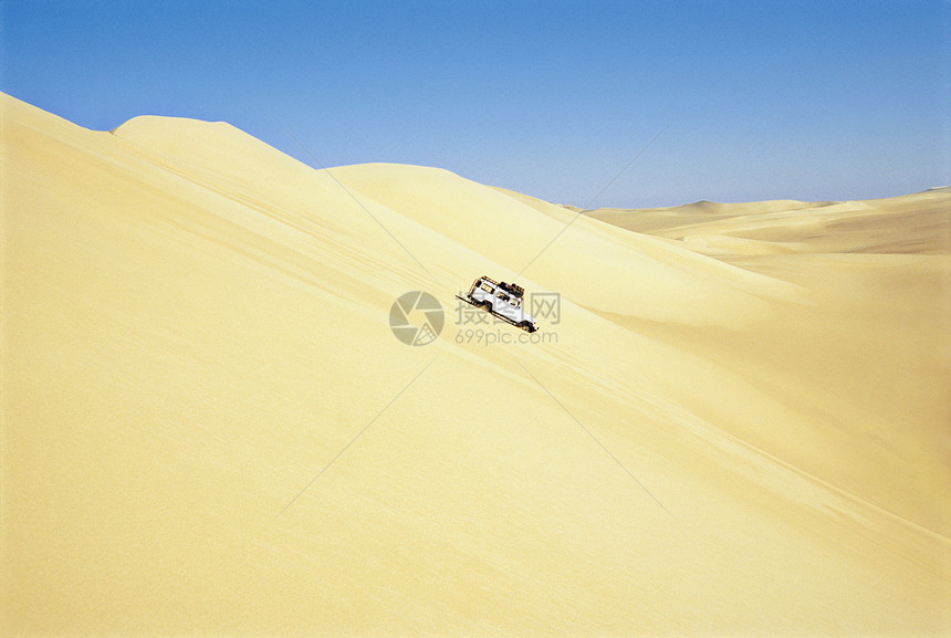 开在沙漠中的Safari汽车地貌气候车辆风险摄影摩托车地形自然世界冒险运输图片
