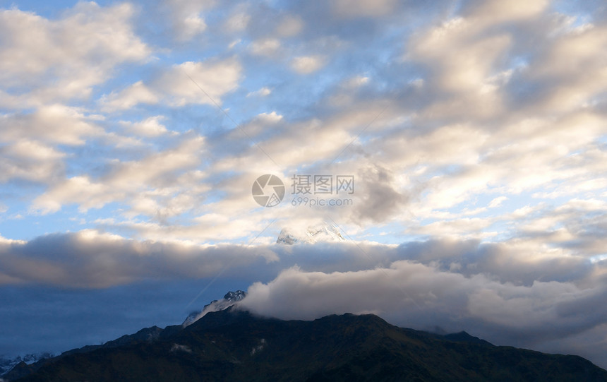 Annapurna山的景象 前往基地营地保护区旅游天空农村环境顶峰风景山腰旅行蓝色树木图片