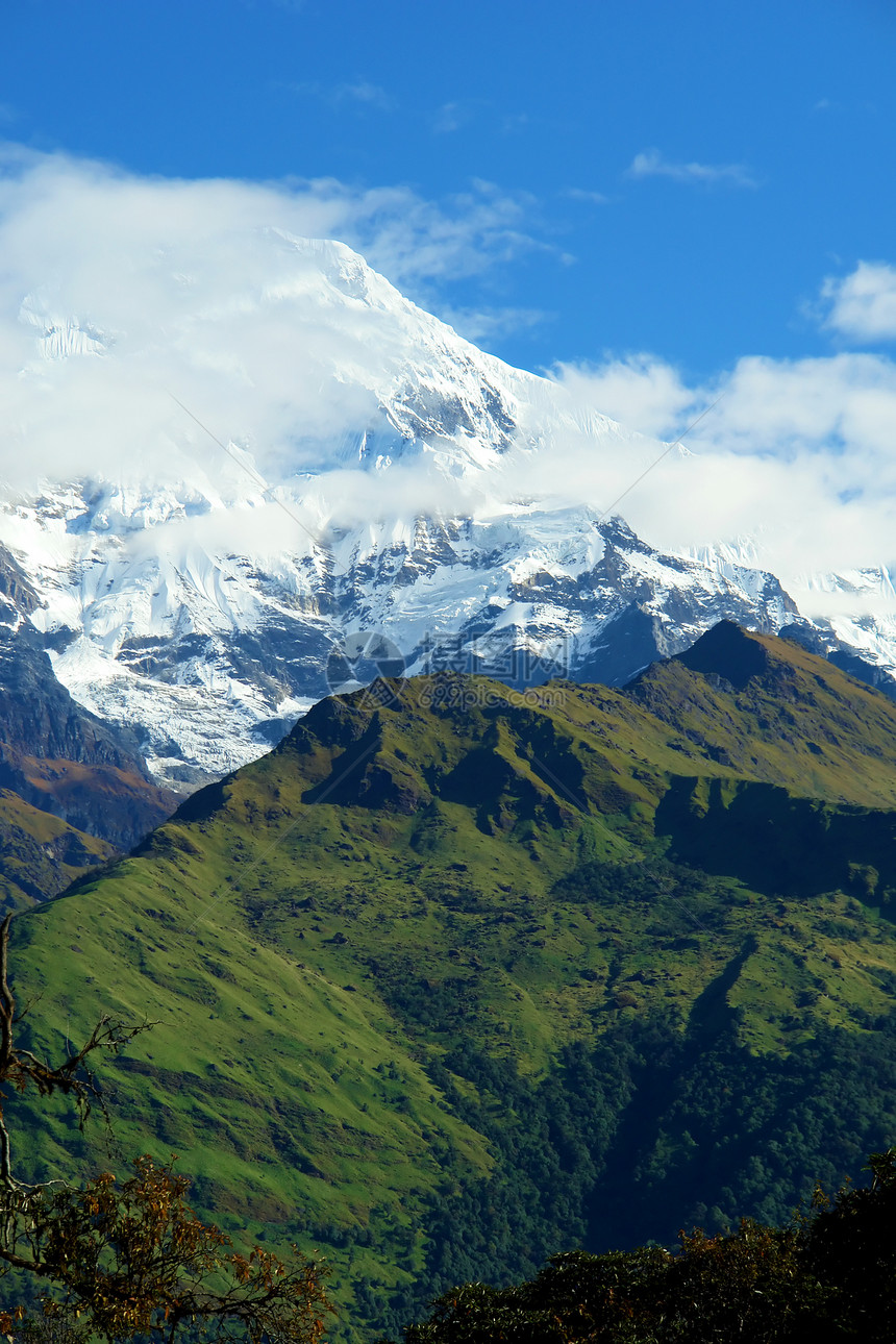 前往的基地营地高度旅行蓝色辉光森林登山山腰天空旅游高地图片