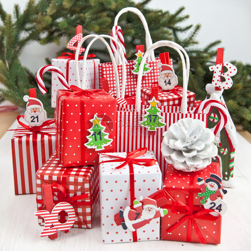 给圣诞节时间送小礼物正方形饰品礼物盒礼品袋日历时候手杖雪人展示糖果图片