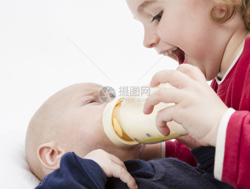 用奶瓶喂幼儿喂养婴儿的幼儿图片