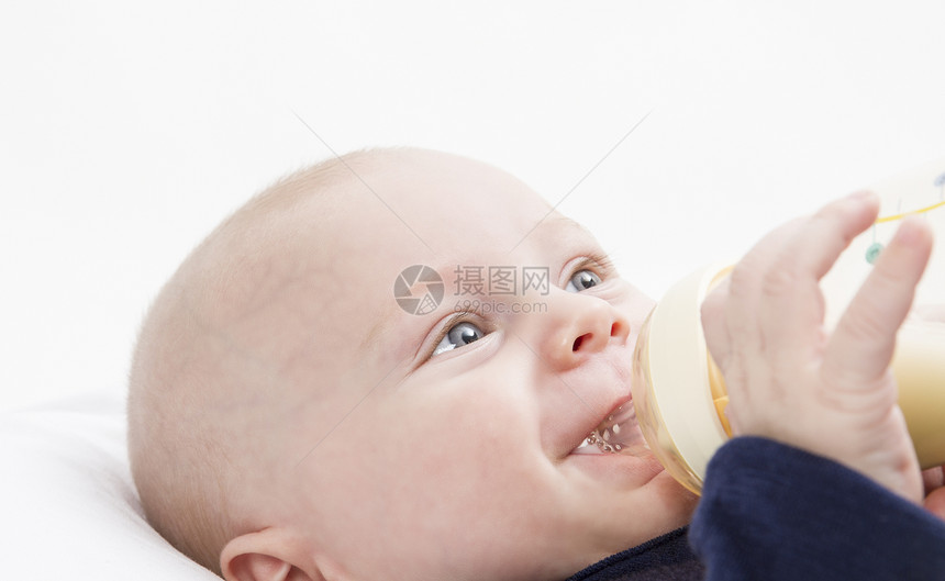 含奶瓶的绞轮男生营养品牛奶说谎孩子瓶子营养水平食物儿童图片