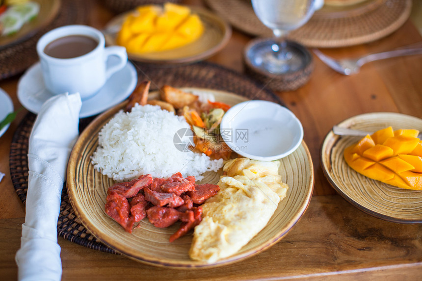 餐桌上健康早餐 在安息度假胜地关门了面包咖啡橙子桌子盘子奶制品杂货店杯子果汁牛奶图片