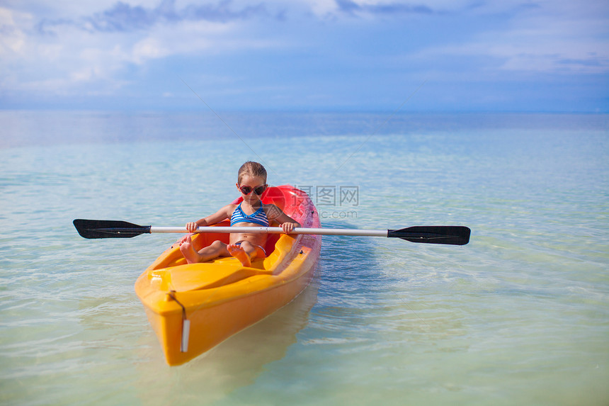可爱的小可爱女孩在蓝海中划船图片