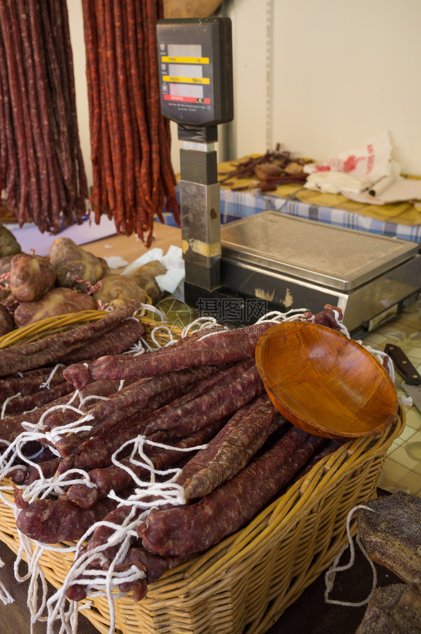 Fuet和Longaniza 与龙眼小吃摊位香肠熏制美食燃料市场食物猪肉图片