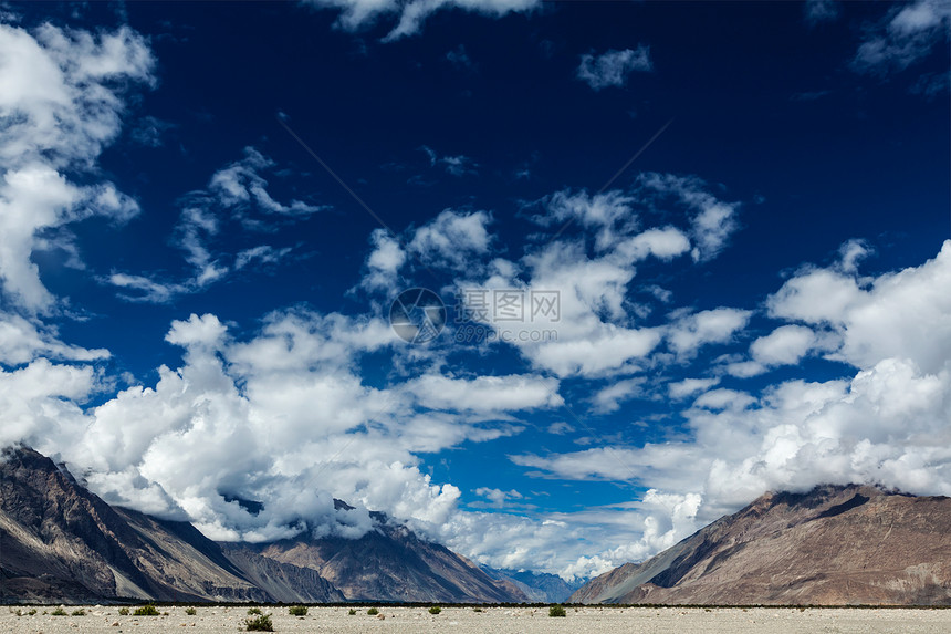 喜马拉雅山的努布拉河谷 拉达赫风景天空山脉图片