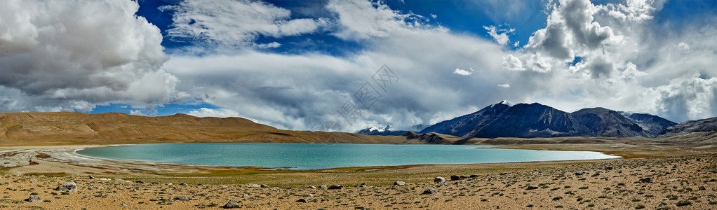 喜马拉雅湖Kyagar Tso全景 拉达赫背景图片