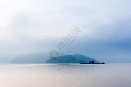 日月月湖吸引力爬坡月亮反射风景蓝色旅游天堂池塘旅行云高清图片素材