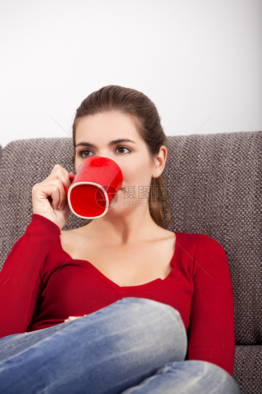 女人用咖啡来放松快乐工作室微笑女孩黑发白色幸福杯子女性红色图片