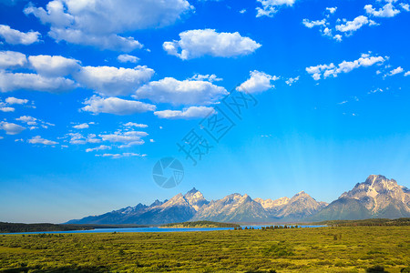 杰克逊湖上的泰顿山脉目的地地区旅游山脉地方荒野草地地标蓝色风景山峰高清图片素材