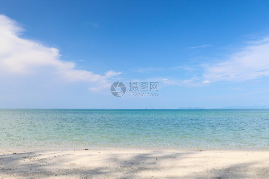 海滩和蓝蓝天空阳光爬坡天堂风景蓝色墙纸热带晴天放松地平线图片