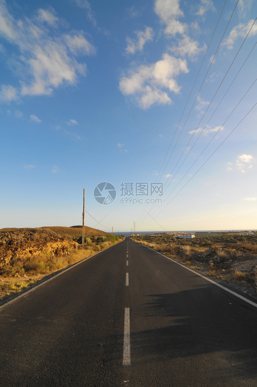 沙漠中的石灰路孤独天空岩石冒险日落赛道运输交通勘探旅行图片