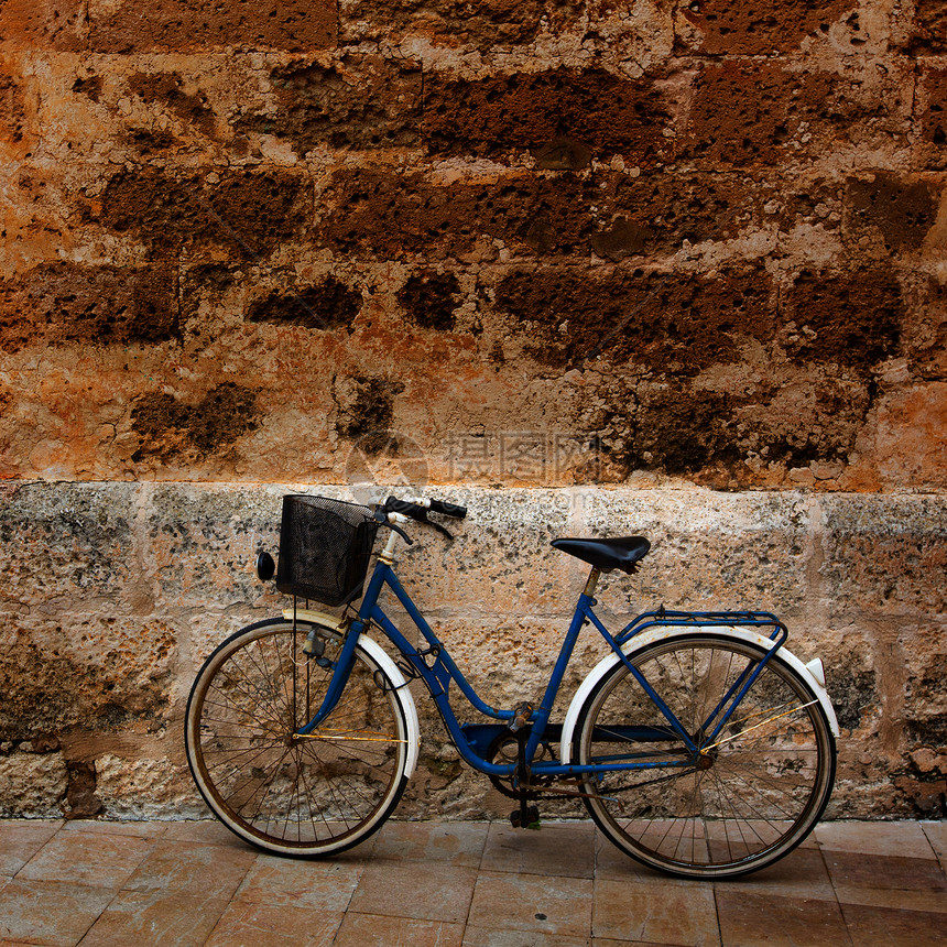 巴利阿里奇斯历史上的Ciutadella石墙上的自行车大厦旅游框架石头村庄乡村地标建筑学篮子房子图片