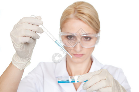 利用食用盘子做实验的研究员安全技术液体医院女性工作科学蓝色女士吸管技术员高清图片素材