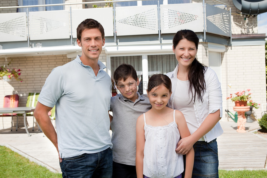 新房子外的白种人家庭图片