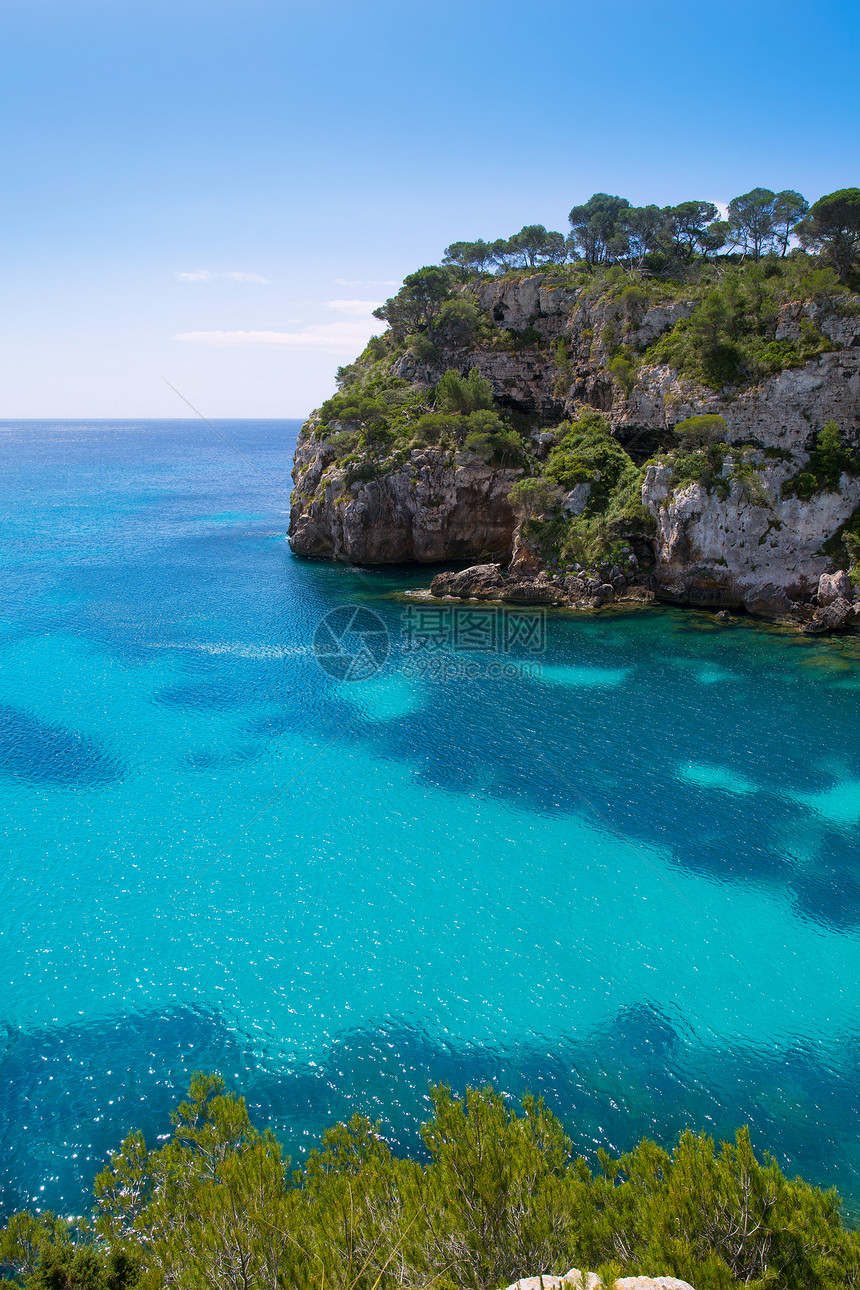 松绿的Balearic地中海旅行假期太阳悬崖地标蓝色海景树木石头天空图片