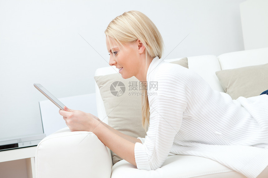 从事计算机工作的美貌女子技术互联网房间笔记本微笑女士药片女性沙发网络图片