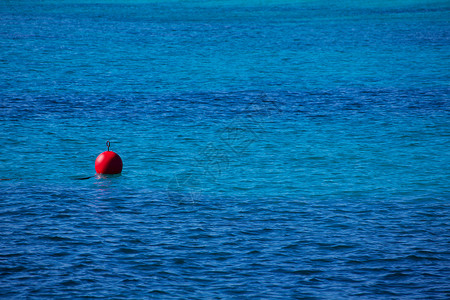 红色浮标漂浮蓝色海洋视角背景图片