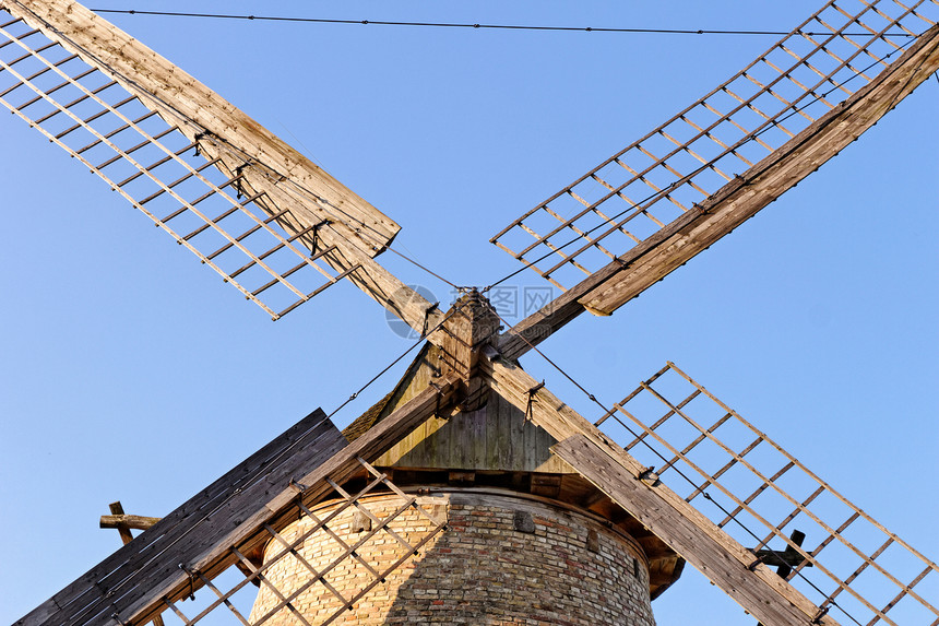旧木头磨坊对着蓝天场景文化农场刀刃风景涡轮发电机农业历史乡村图片