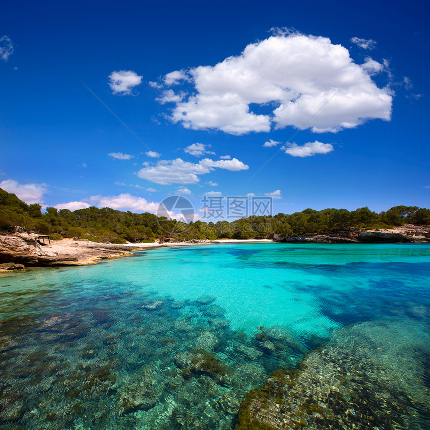 Balearic 地中海的中年卡拉和太阳晴天支撑岩石天堂地标海景蓝色假期海滩图片