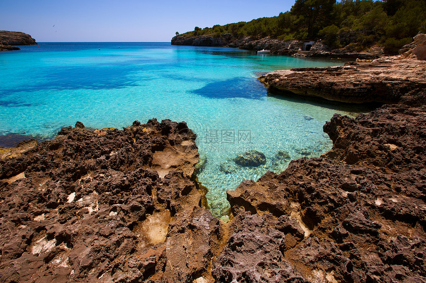 Balearic 地中海的中年卡拉和蓝色天空支撑海滩地标海岸晴天海洋天堂旅行图片