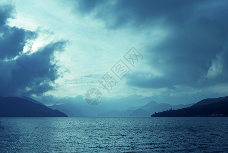 山区湖反射蓝色日光场景日落风景高清图片